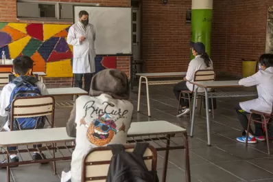 Estamos trabajando para ver cuánto más tenemos que acotar la presencialidad, dijo Trotta