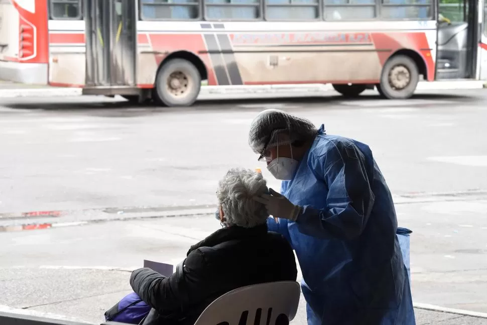 EN BUSCA DE CASOS. En toda la provincia se realizan hisopados permanentemente para descubrir nuevos contagios y poder aislarlos lo antes posible. 