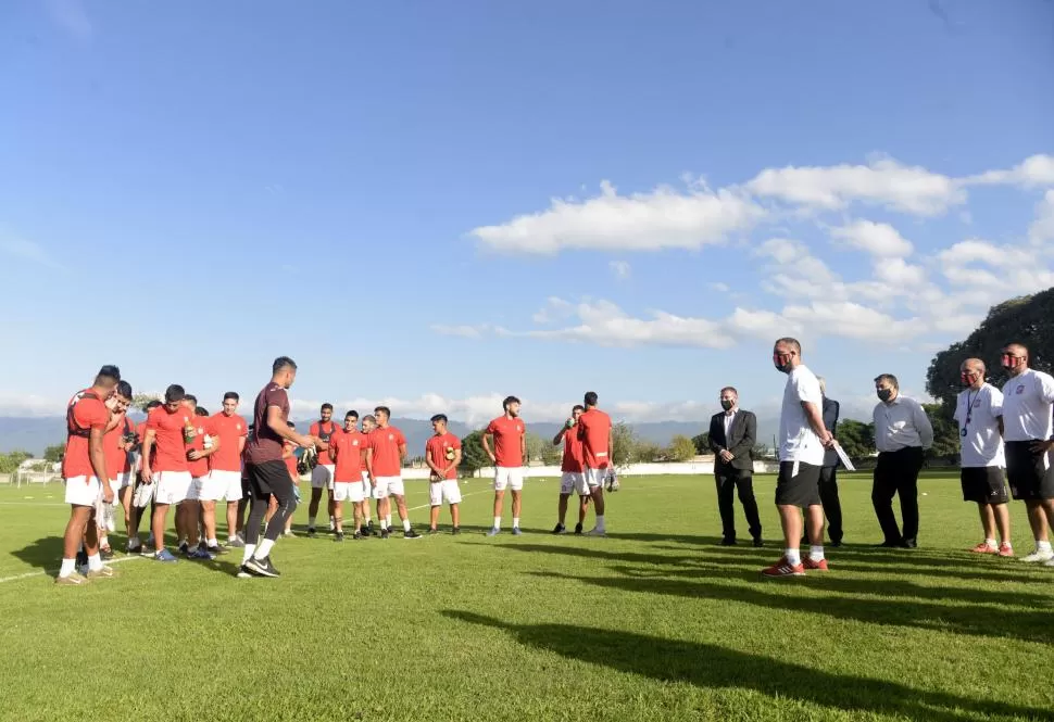 PRIMER CONTACTO. De Muner fue presentado al plantel por Rubén Moisello y gran parte de la nueva CD. “Tomate” tomó la palabra y unos minutos después comenzó a tratar de imponer su estilo de juego. 