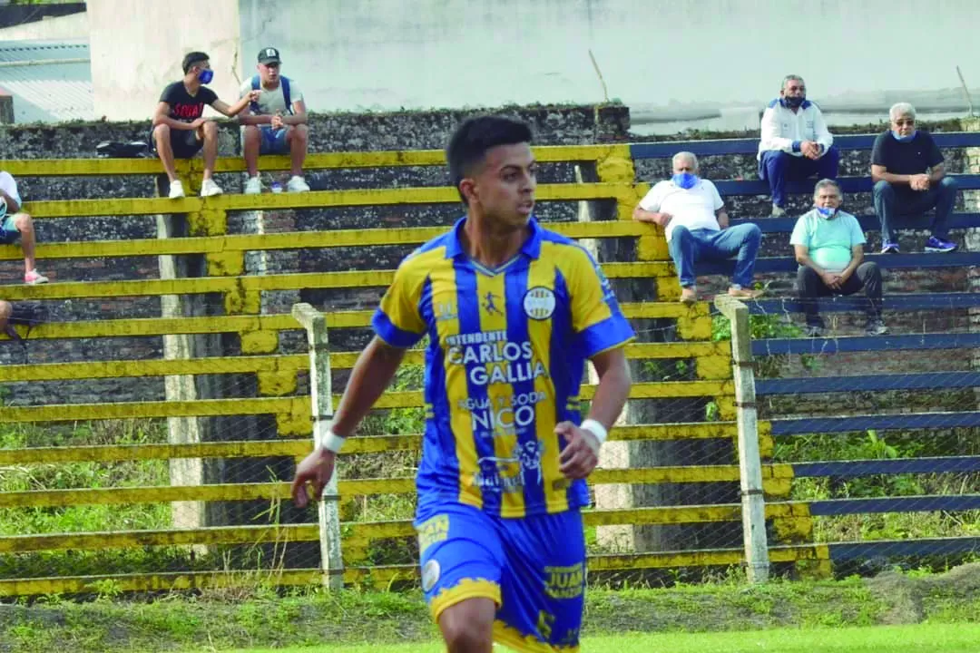 EN SAN PABLO. Rueda la pelota; en las tribunas, auxiliares del equipo. 