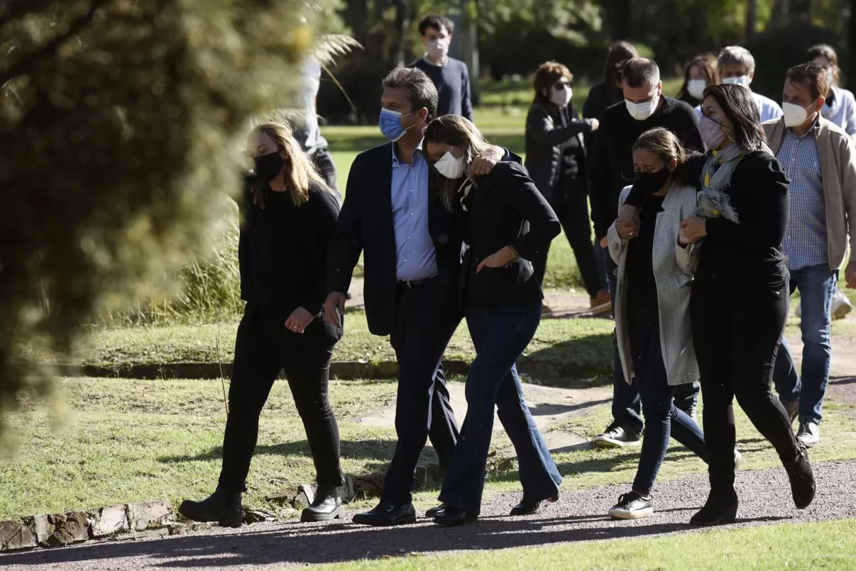 DOLOR. Sergio Massa y Malena Galmarini en el último adiós a Mario Meoni. Foto tomada de Instagram/@sergiomassaok