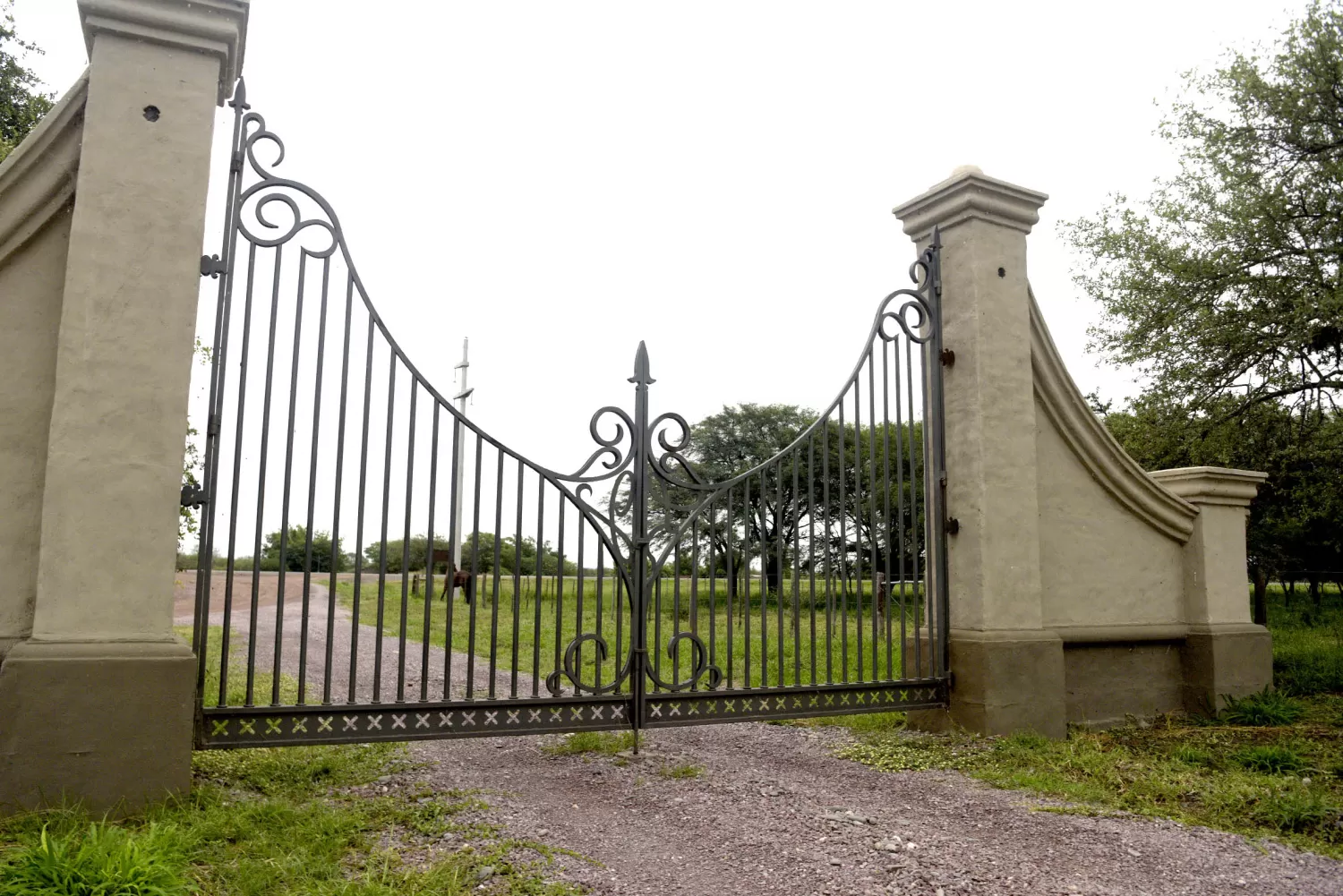 IMPONENTE. Una de las entradas a la hacienda La Galesa S.R.L., de la familia de José Alperovich, donde se encontraron casi 1.000 vacas robadas.  