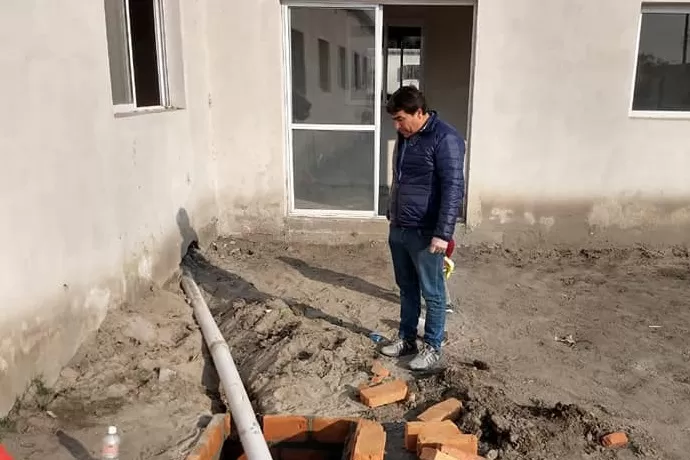 EX COMISIONADO RURAL. Raúl Aragón supervisa una obra durante su gestión, que finalizó en 2019. Foto: Facebook