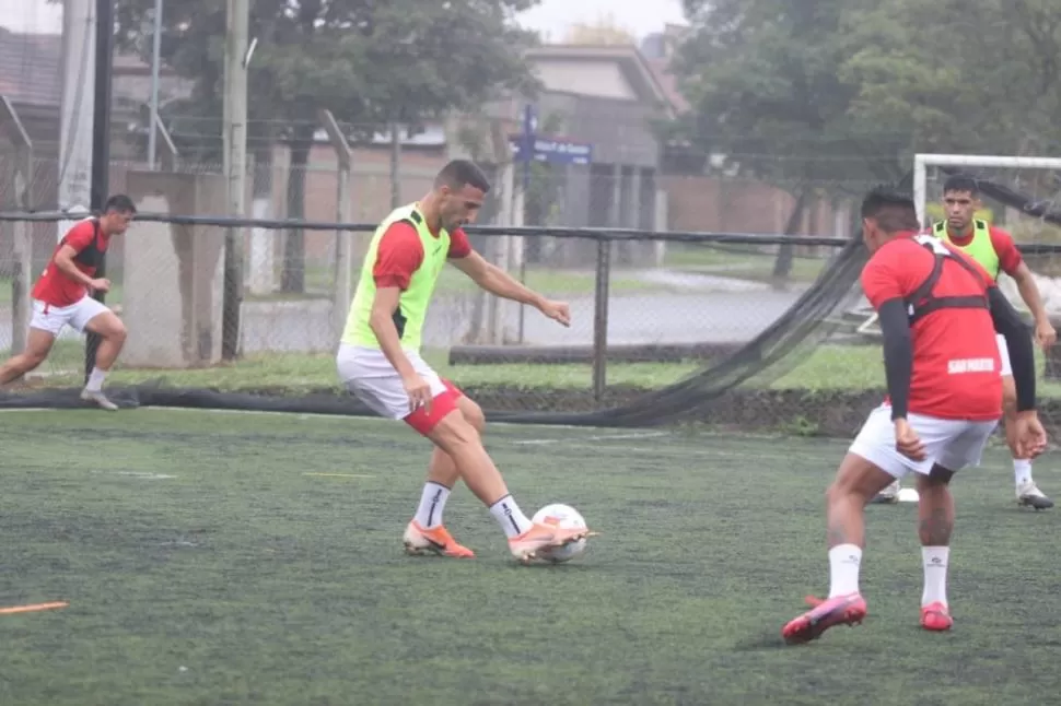 BIEN METIDOS. Pellerano maneja la pelota durante la práctica de ayer, que se llevó a cabo en un complejo privado para preservar las canchas debido a la lluvia. 