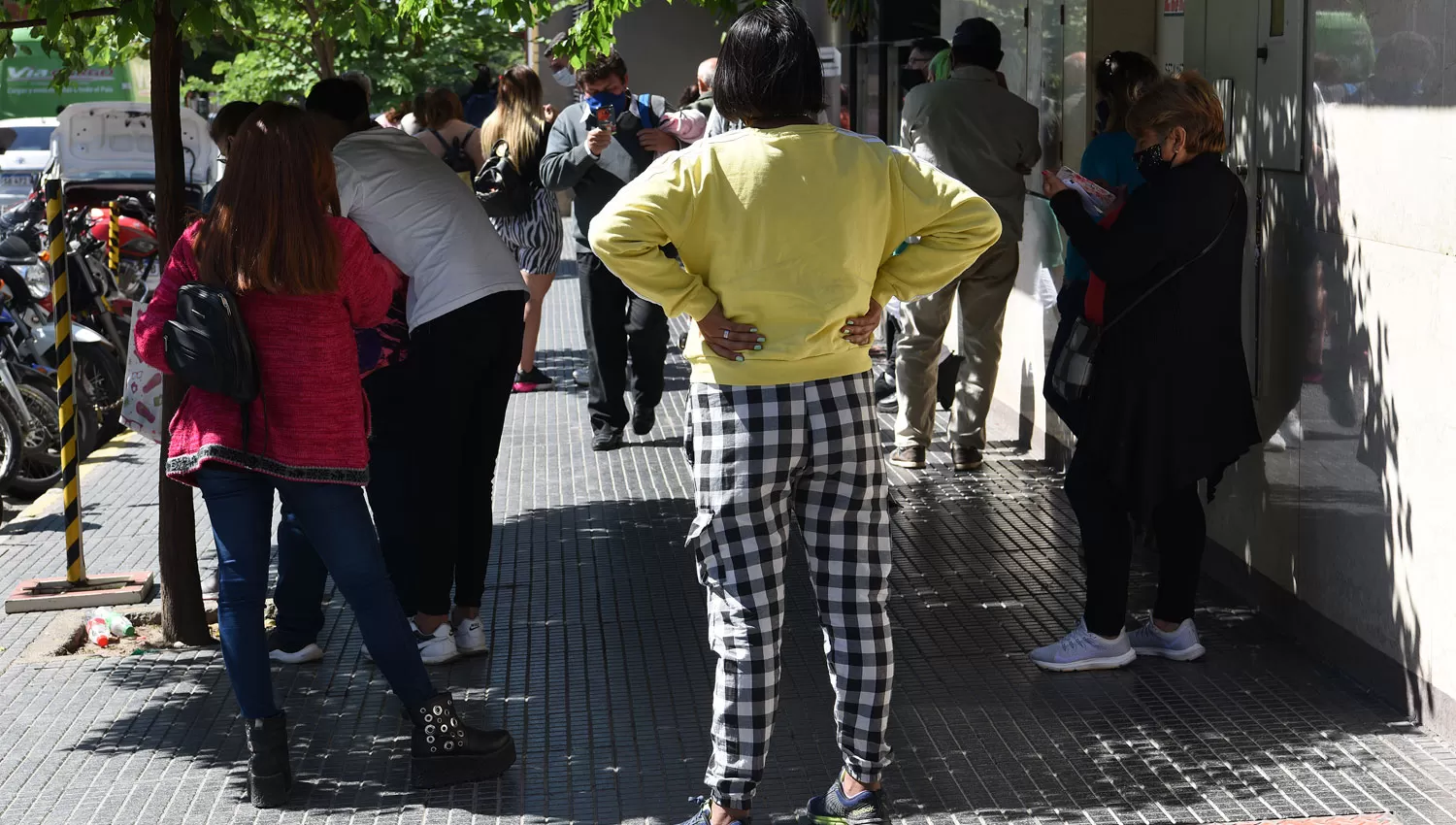 CON SÍNTOMAS. En los centros de hisopado se forman largas filas durante todo el día.