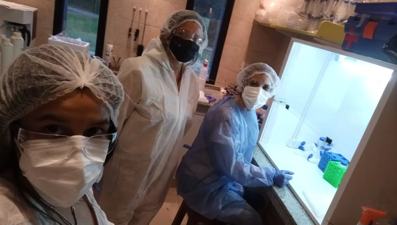 EN PLENO TRABAJO. Virginia Albarracín (medio) junto con parte de su equipo de investigaciones científicas.