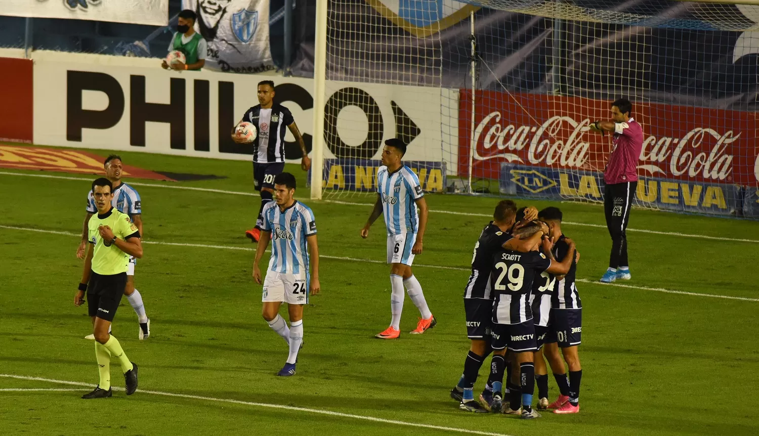 SIN RESPUESTAS. Atlético cometió errores que le costaron una derrota. LA GACETA/FOTO DE DIEGO ARÁOZ 