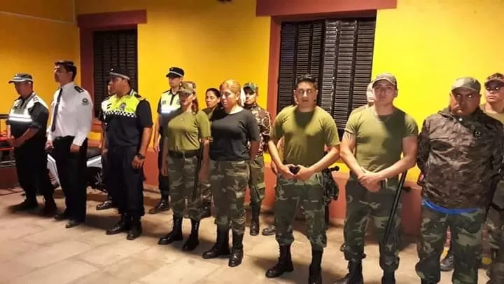 FORMACIÓN EN EL NORTE. Los vigías municipales de Burruyacu reciben instrucciones antes de salir a cumplir con sus servicios en la calle. 