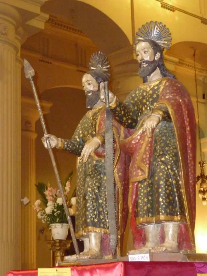 VICEPATRONOS. Estatuas de san Judas y san Simón, cuya intercesión evitó la muerte de los pobladores. 