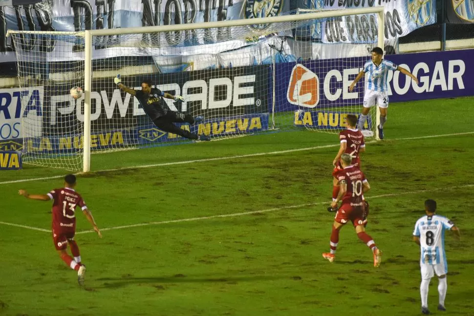 QUIERE EVITARLOS, NO HACERLOS. Lucchetti no tiene en mente patear penales para engrosar su número de goles ni conseguir récords. Si acaso los alcanzara, prefiere que sean atajando y no pateando. LA GACETA / FOTO DE DIEGO ÁRAOZ