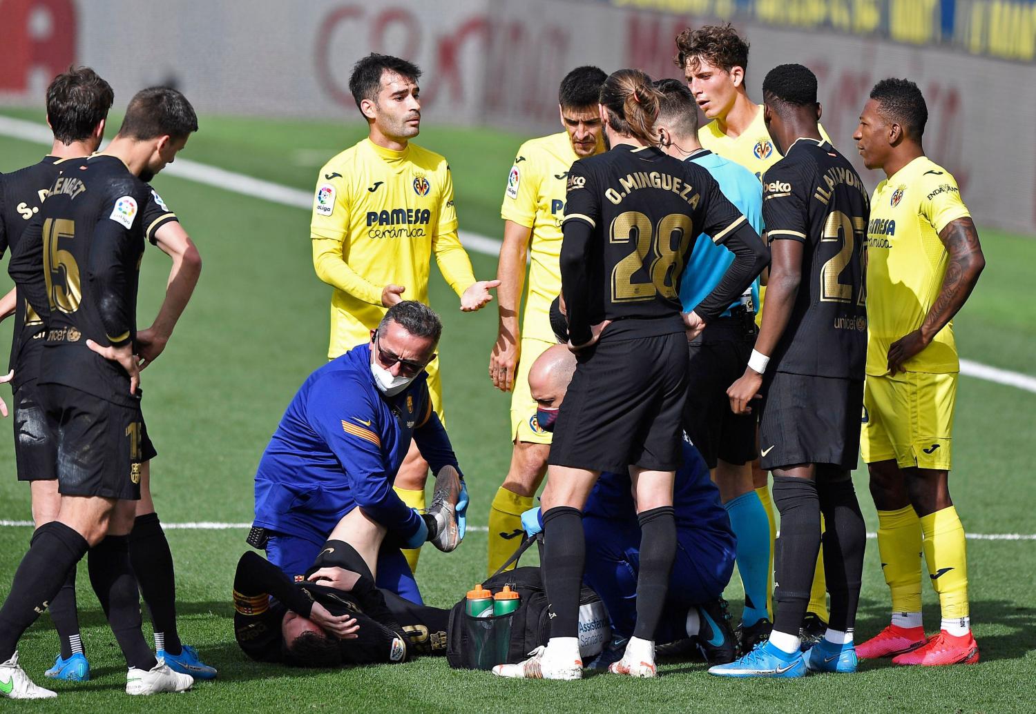 ¡QUÉ DOLOR! Messi fue asistido después de la dura patada de Manu Trigueros.