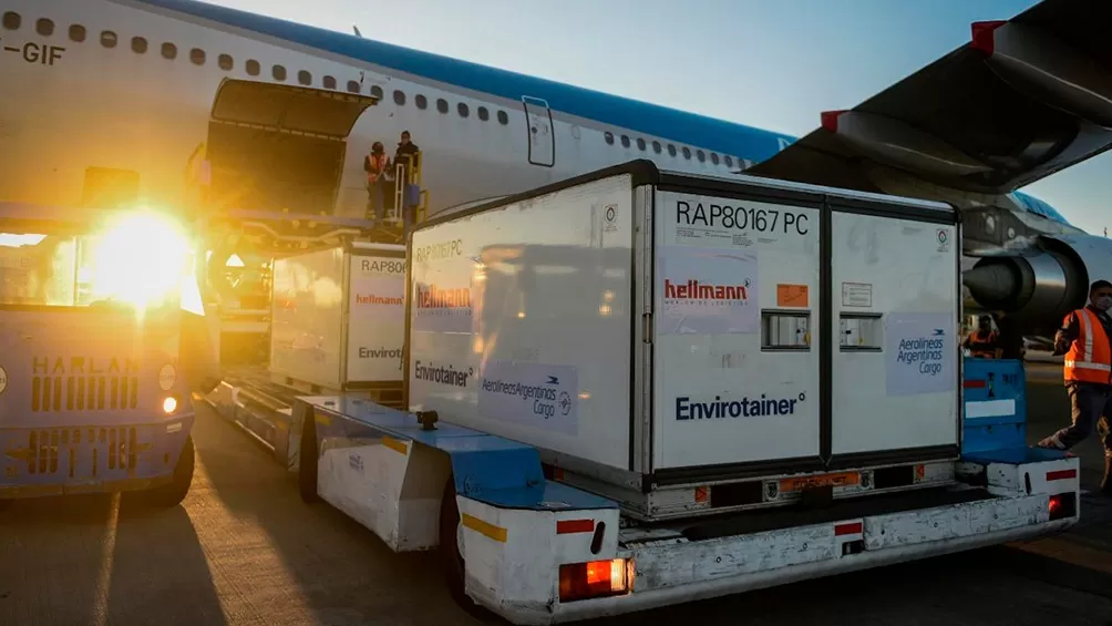 Llegó otro vuelo desde China con 371.000 dosis de la vacuna Sinopharm