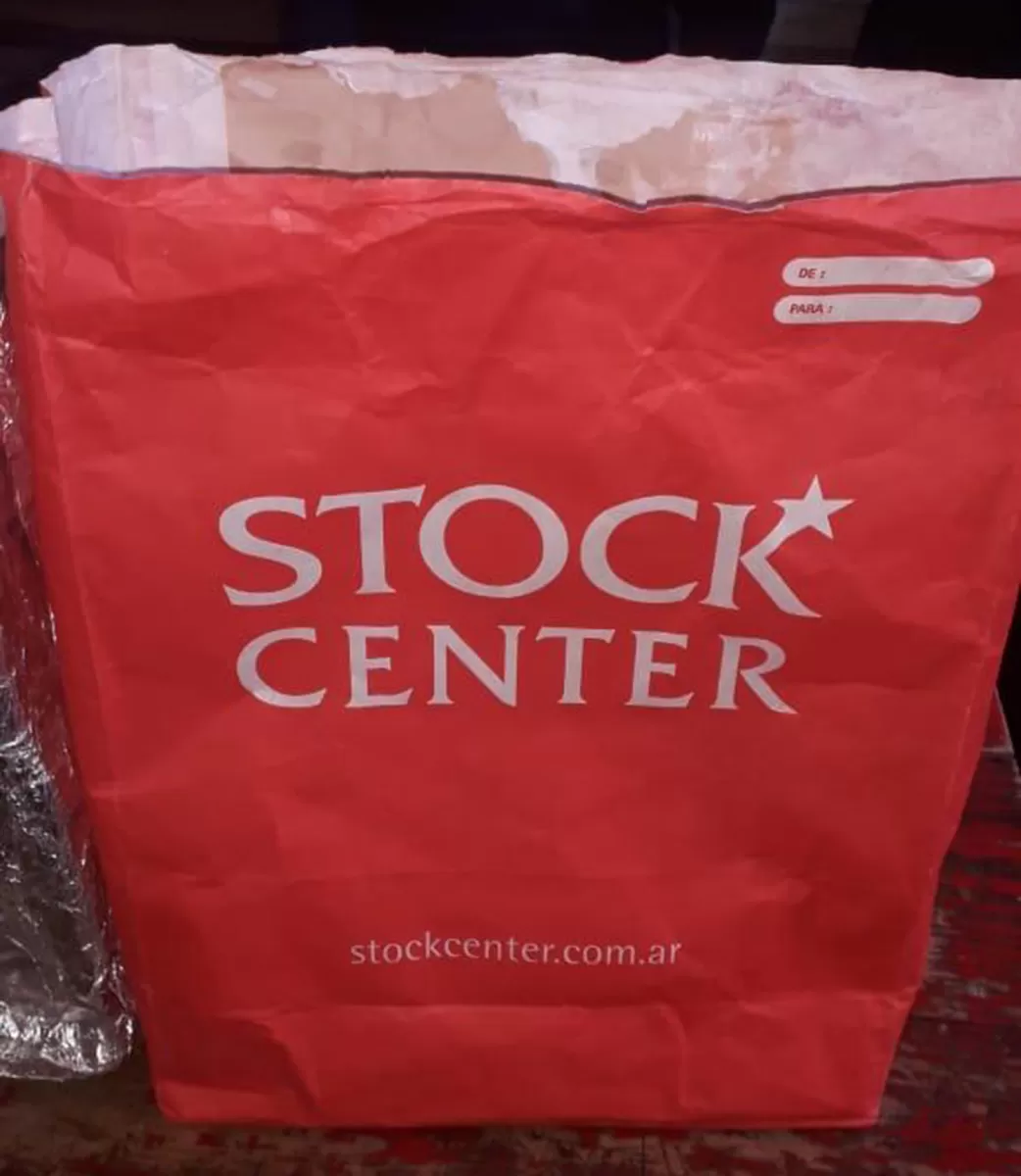 MECANISMO. El acusado usó una bolsa de papel forrada con aluminio para inhibir a las alarmas de robo. 