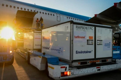 Llegó otro vuelo desde China con 371.000 dosis de la vacuna Sinopharm