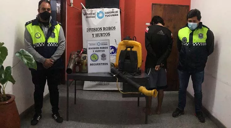 EL DETENIDO y los elementos robados. FOTO GOBIERNO DE TUCUMÁN