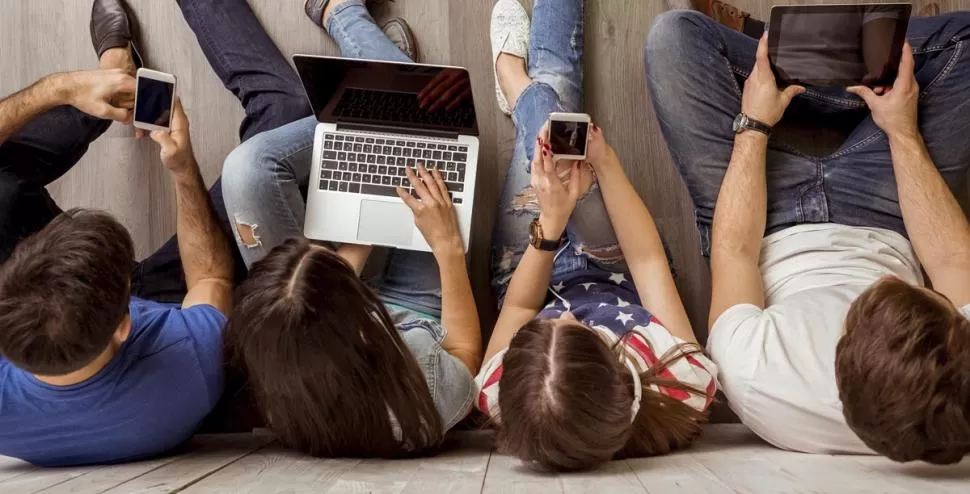 LOS DE LA ERA POST-INTERNET. Navegan horas en las diferentes plataformas en busca de significados que no encuentran en la enseñanza tradicional. 