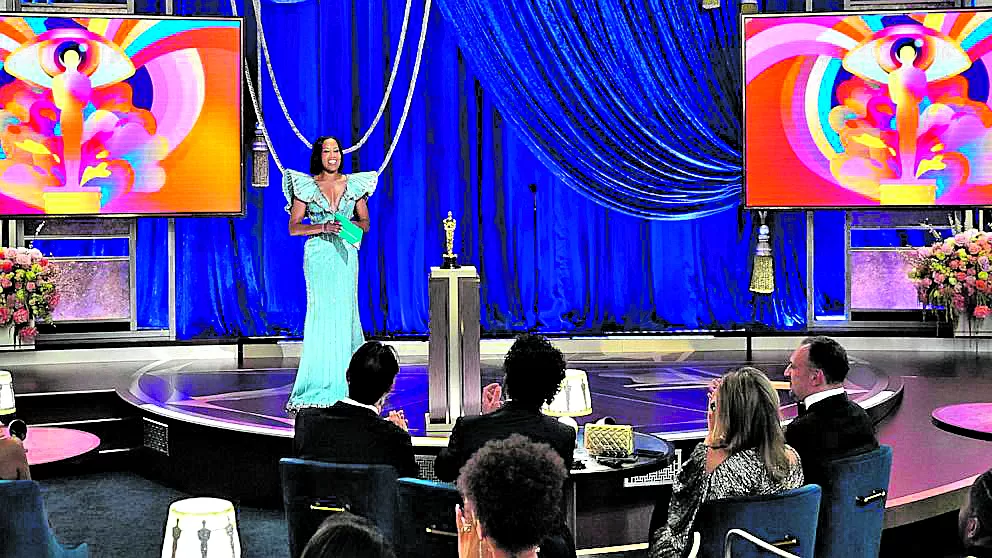 NUEVO ESCENARIO. Regina King “inauguró” el Union Station de Los Ángeles; se prevé volver con la gala al tradicional Dolby Theatre en 2022. FOTOS DE REUTERS 