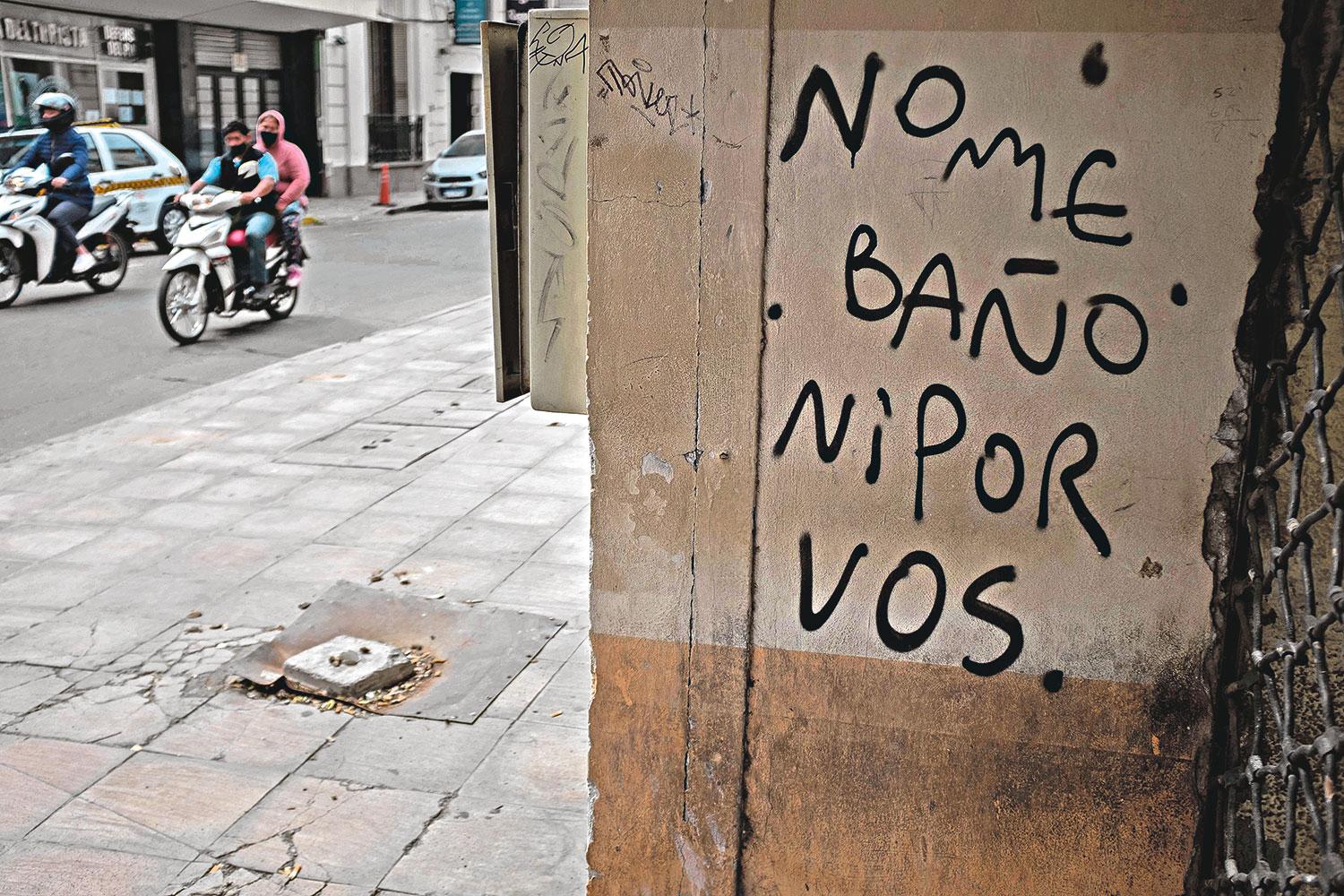 “No me baño”, el grafiti cada vez más común en Tucumán