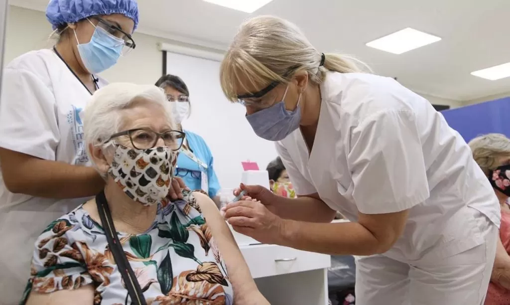 La ministra de Salud, Rossana Chahla, vacuna a una adulta mayor. FOTO ILUSTRATIVA. 