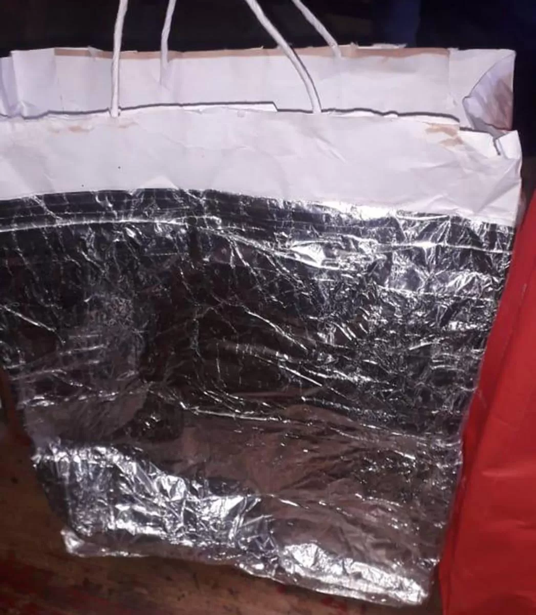 MECANISMO. El acusado usó una bolsa de papel forrada con aluminio para inhibir a las alarmas de robo.