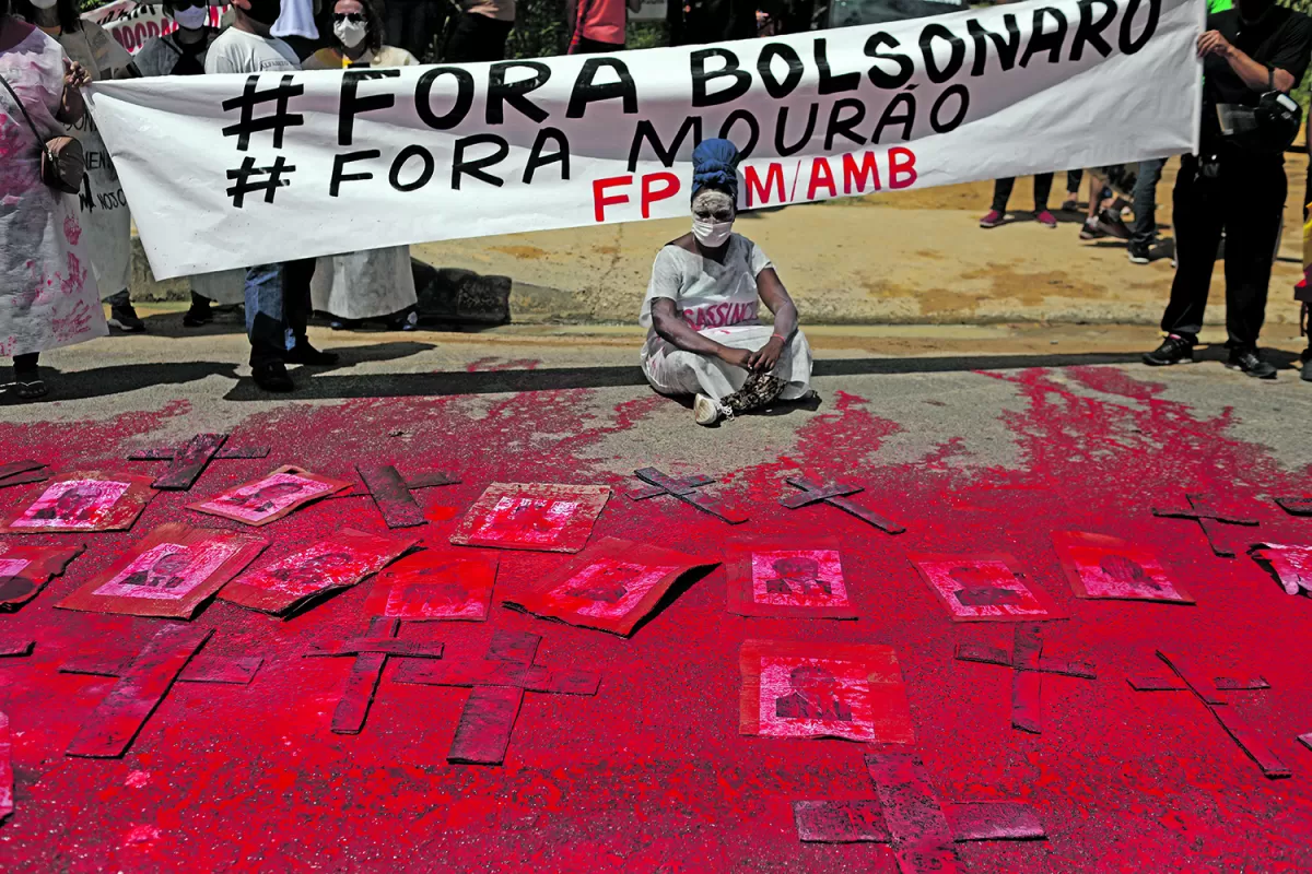 MANAOS. Manifestantes piden la renuncia del presidente y vicepresidente del país con casi 400.000 muertos.