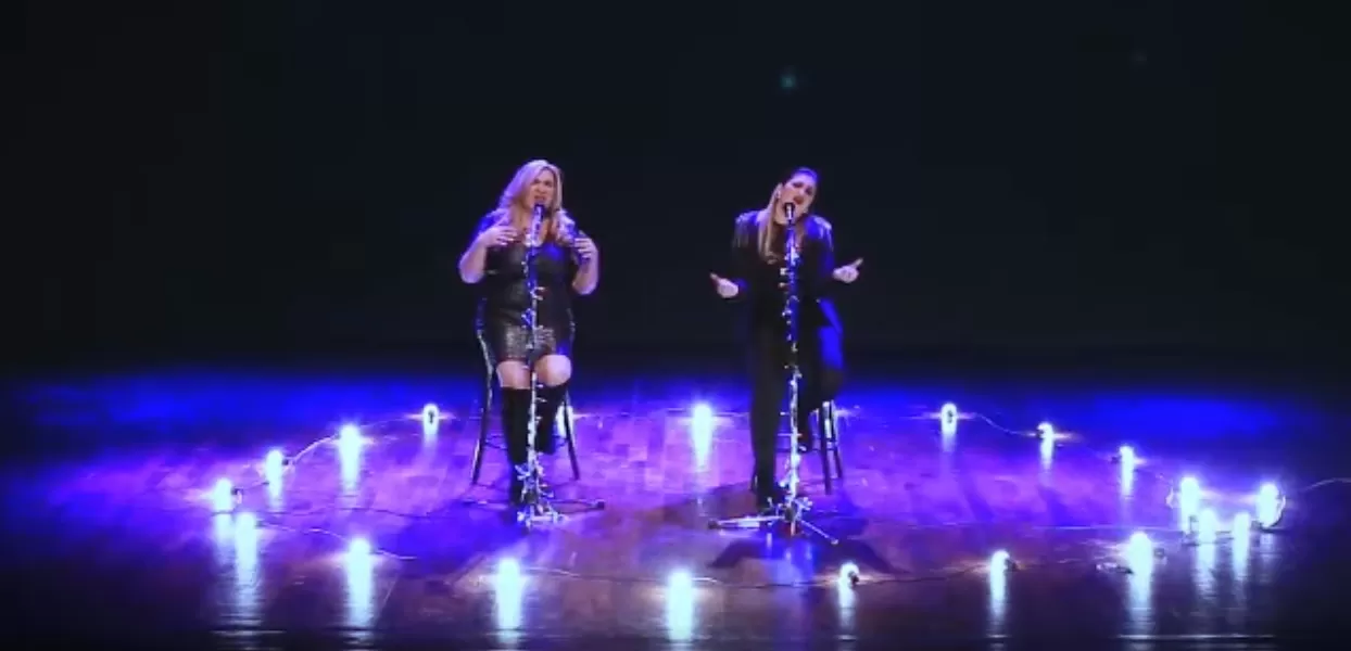 EN EL ESCENARIO. La jueza Machi Ruiz junto a la artista tucumana Huerto Bulacio, en el Rosita Ávila. / Captura de Video