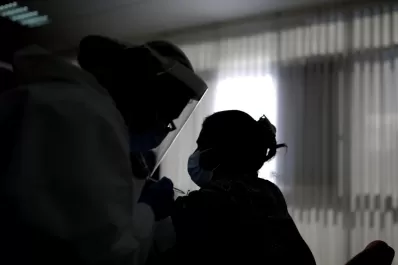 Detectan en Perú a una banda que vendía vacunas falsas contra el coronavirus