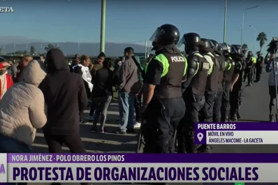 Incidentes entre manifestantes y la Policía en el puente Barros