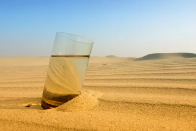 La oposición y un vaso de agua en el desierto