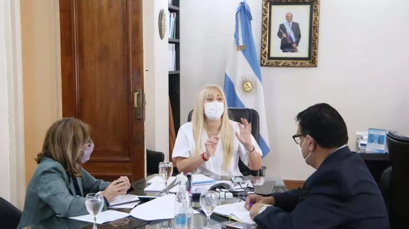 Rossana Chahla, en la reunión con otros trabajadores especializados en salud mental. FOTO GOBIERNO DE TUCUMÁN. 