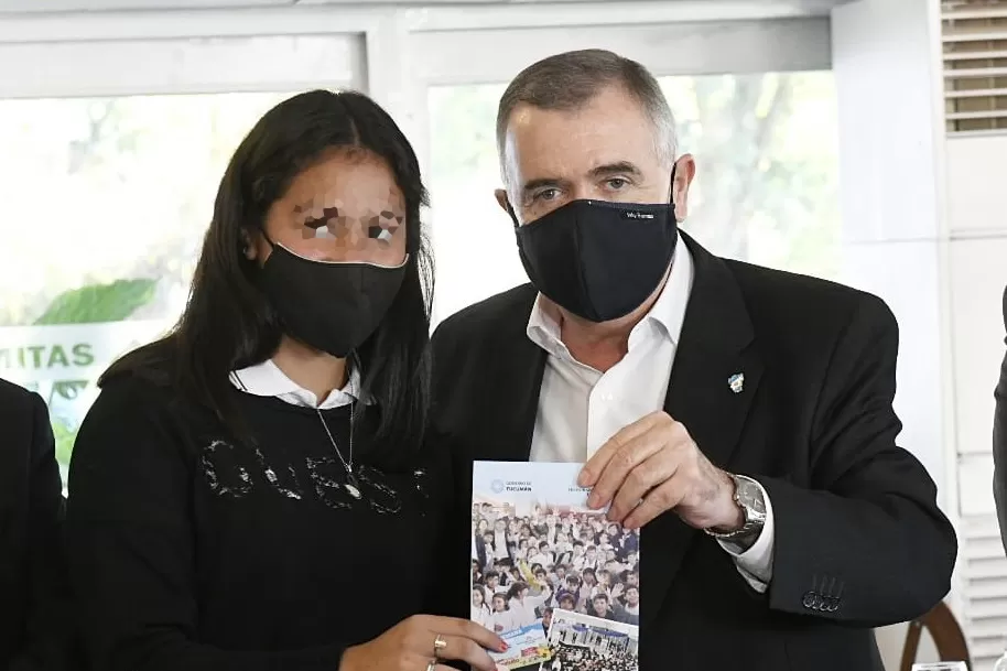 EN YERBA BUENA. El vicegobernador Jaldo le hace entrega del boleto estudiantil a alumnos. Foto Prensa HLT