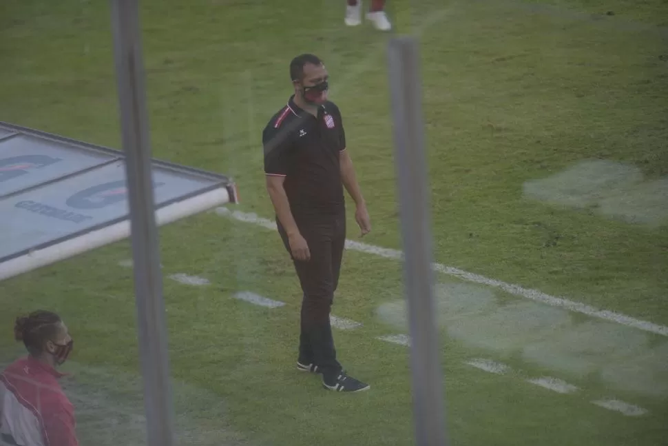 BIEN METIDO. De Muner vivió los 90 minutos pegado al campo. El entrenador no paró de dar indicaciones y de intentar cambiar el rumbo desde el banco. 