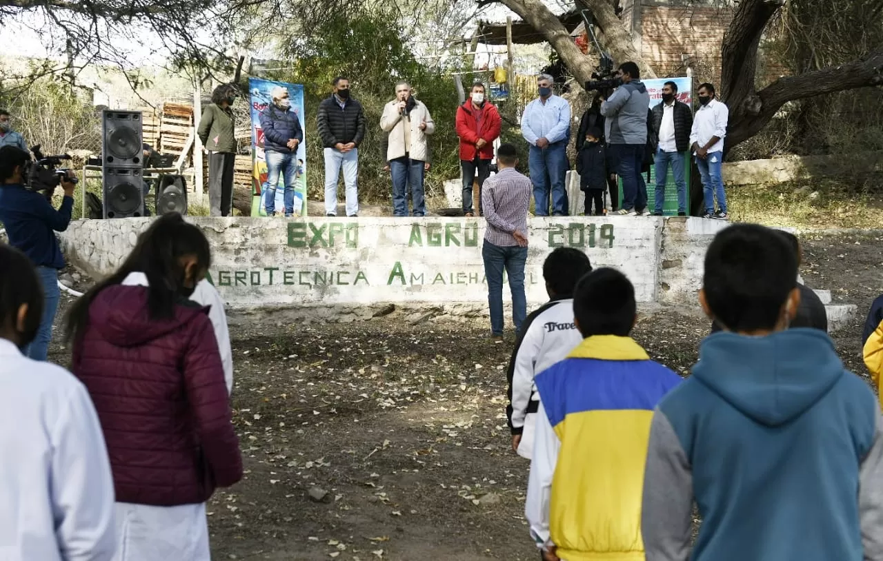 EN AMAICHA. Jaldo encabeza el acto de entrega del boleto estudiantil gratuito. Foto: Prensa HLT