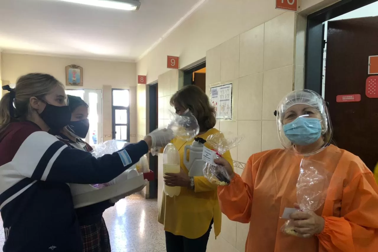 CAFÉ Y AFECTO. Alumnas de un colegio de Yerba Buena le llevaron mucho más que el desayuno al personal del Carrillo.