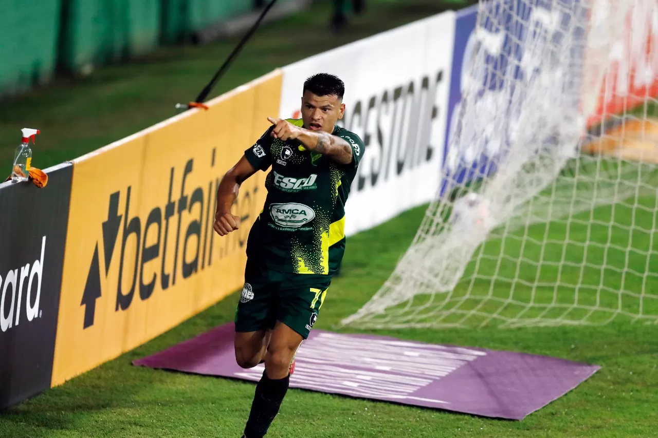 GRAN NOCHE. Bou hizo dos goles para sentenciar el encuentro. FOTO TOMADA DE TWITTER.COM/CLUBDEFENSAYJUS