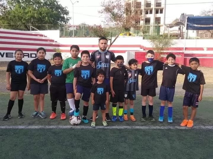JUVENILES. Los chicos y las chicas de la categoría 2011 de Atlético Tucumán de Villa Mitras de Monterrey, posan antes de jugar un partido acompañados por el profesor Benjamín Ponce Cruz. 