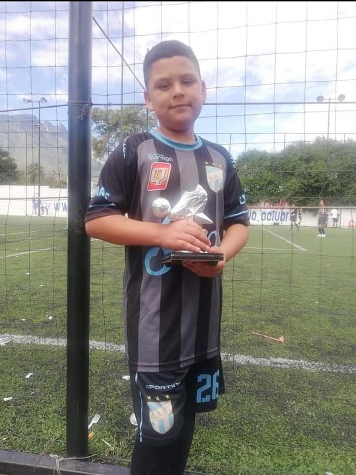 FIGURA. Gustavo Yandel Medina Uresti posa para la foto con un trofeo. La camiseta es una réplica del kit alternativo que utilizó Atlético durante la temporada 2018/19.