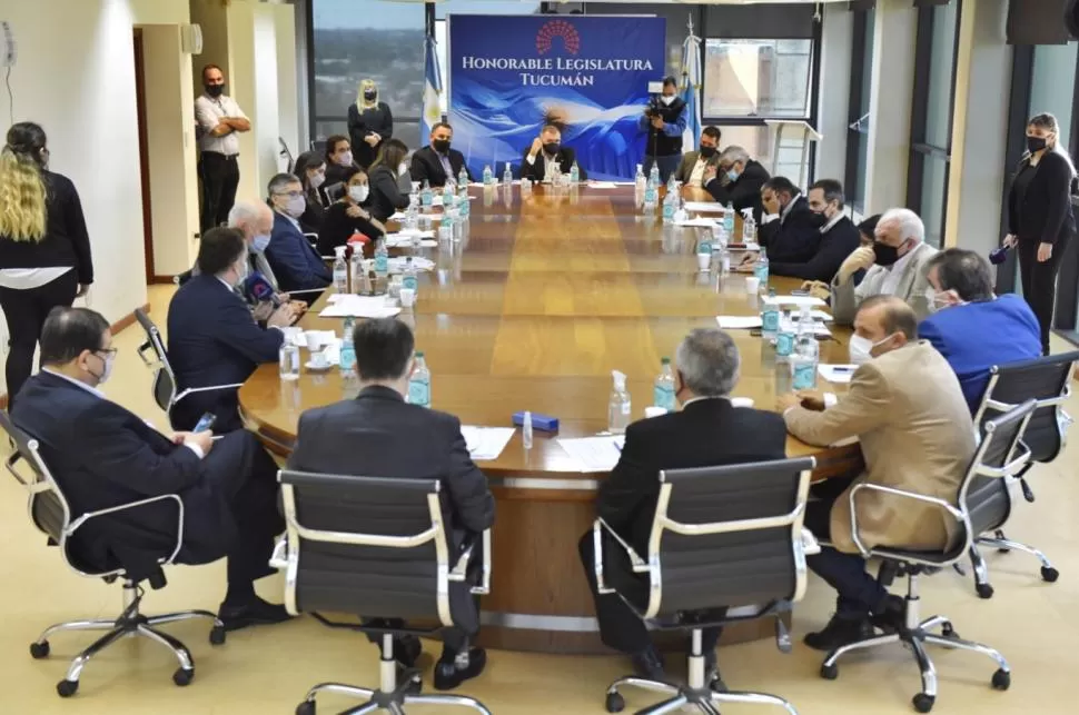 MESA EXTENSA. Una veintena de legisladores y autoridades de la Cámara participaron de la reunión de Labor. 