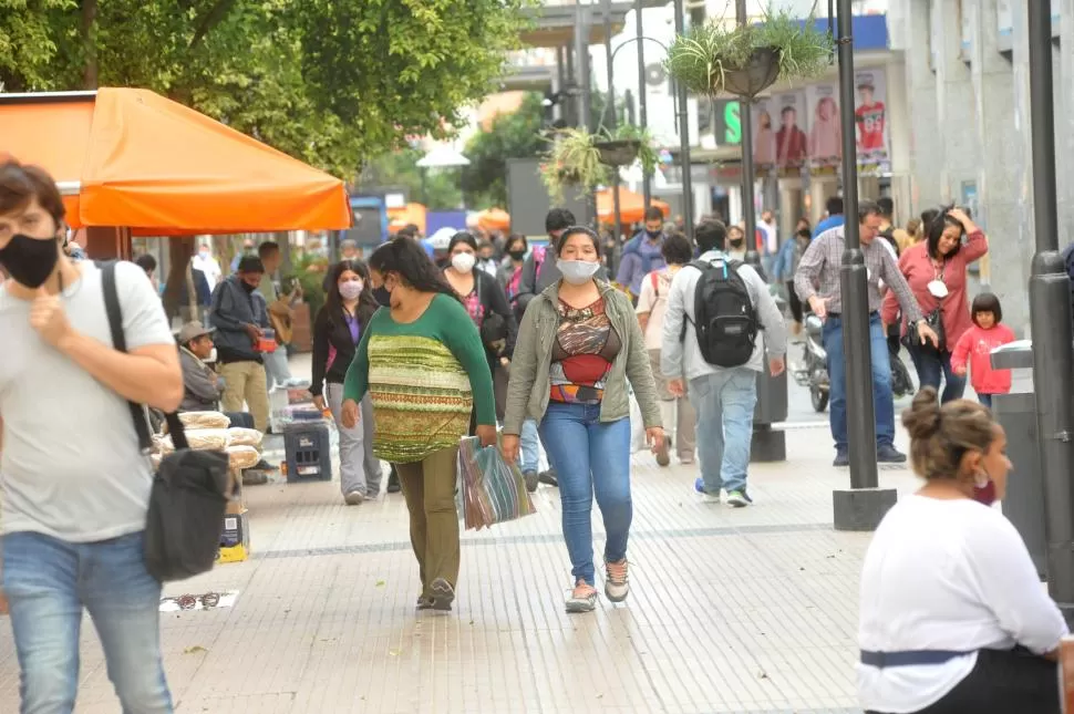 CON TODOS LOS CUIDADOS. El uso del barbijo y la distancia social deben ser una constante para evitar contagios, sostienen los especialistas.