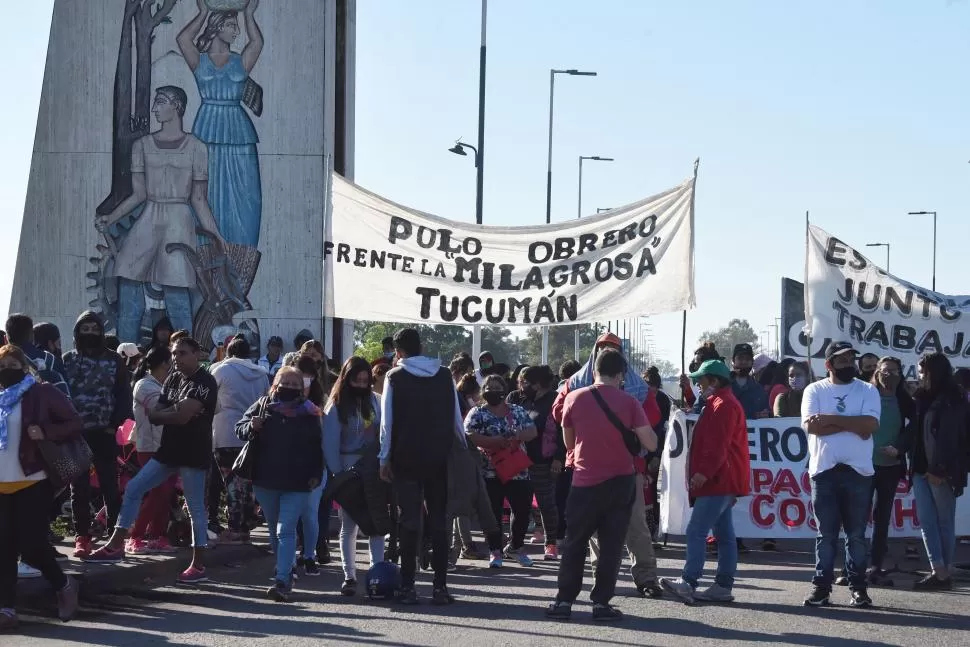 PUENTE LUCAS CÓRDOBA. Los manifestantes bloquearon numerosos accesos en las rutas. 