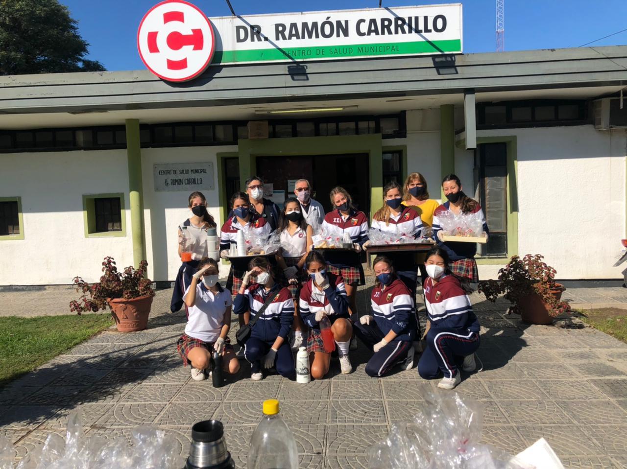 TODOS JUNTOS. Alumnas, su docente y los directivos del hospital compartieron ayer una emotiva jornada.