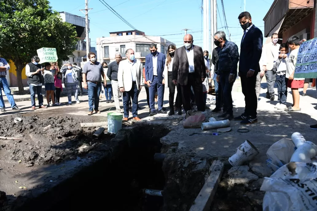 EN VILLA ALEM. Manzur, junto a su equipo, recorriendo obras de la Secretaría de Saneamiento. Foto de Comunicación Pública