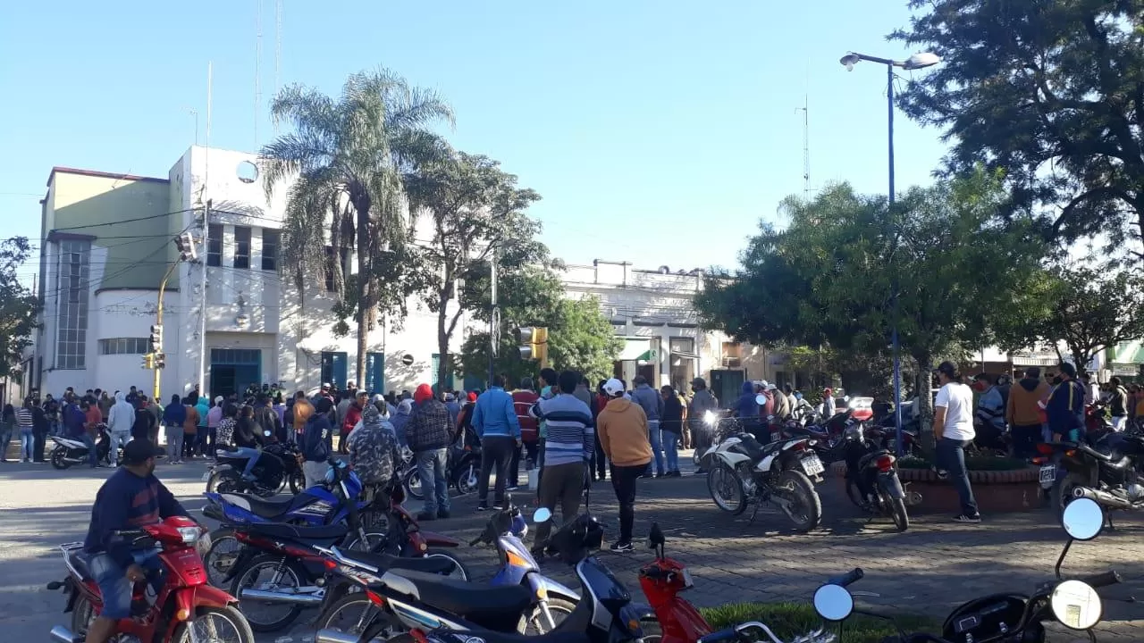 EN FAMAILLÁ. Los cosecheros piden la liberación de los detenidos.