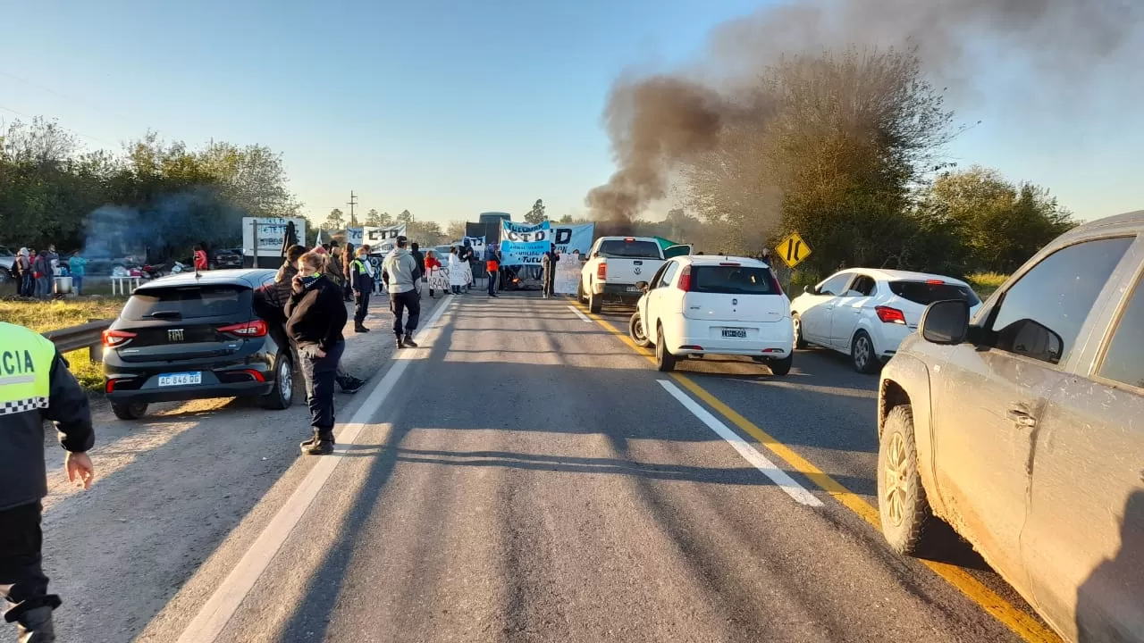 EN LOS PUESTOS. Protesta de cosecheros sobre la ruta nacional 9. Foto de Twitter @tecnobiolsrl