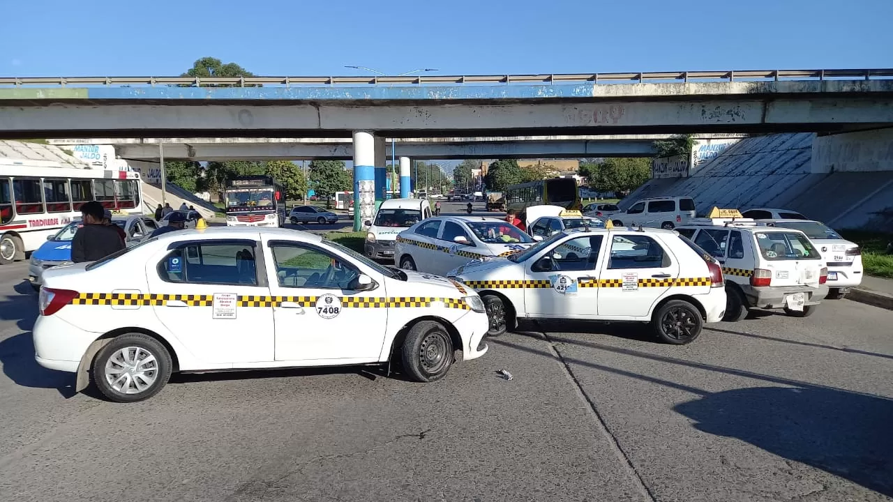 RECLAMO. Taxistas se agruparon para protestar cerca de las estaciones de servicio. Foto de LA GACETA / ANALÍA JARAMILLO