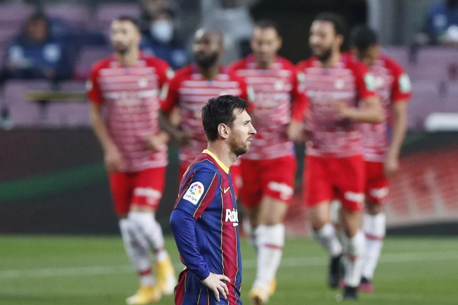 IMPOTENCIA. Messi se mostró resignado tras la dura derrota sufrida en el Camp Nou. REUTERS 