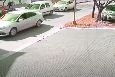 En un semáforo y a plena luz del día, motochorros roban a un automovilista en cuestión de segundos