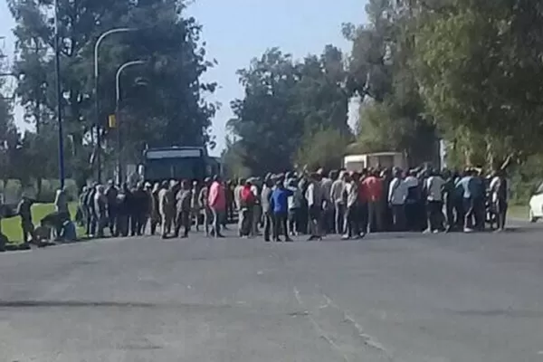 Cosecheros mantienen un corte de ruta frente a la citrícola San Miguel