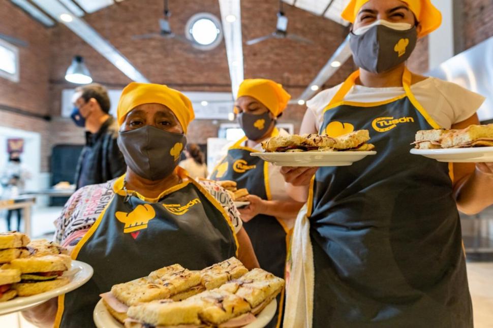 ORGULLO. Las alumnas muestran los platos que elaboraron en la cocina.