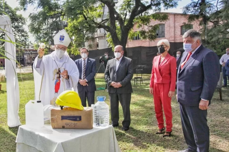 ACTO. El arzobispo Ferrari bendice los frutos y herramientas, acompañado por el gobernador Manzur, Rocchia Ferro, Catalina Lonac y Simón Padrós. 